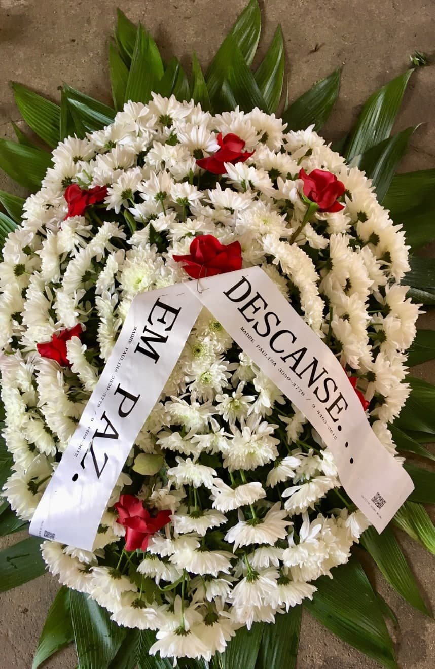 Coroa nº 01: flores brancas com rosas vermelhas e faixa de homenagem