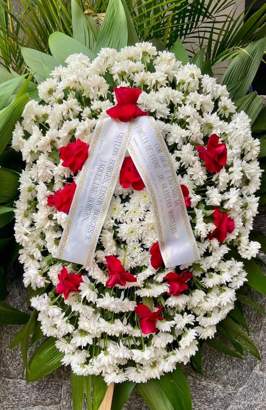 Coroa nº 02: flores brancas com rosas vermelhas e faixa de homenagem