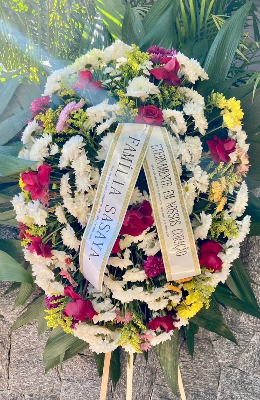 Coroa nº 03: flores brancas com detalhes vermelhos e rosados e faixa de homenagem