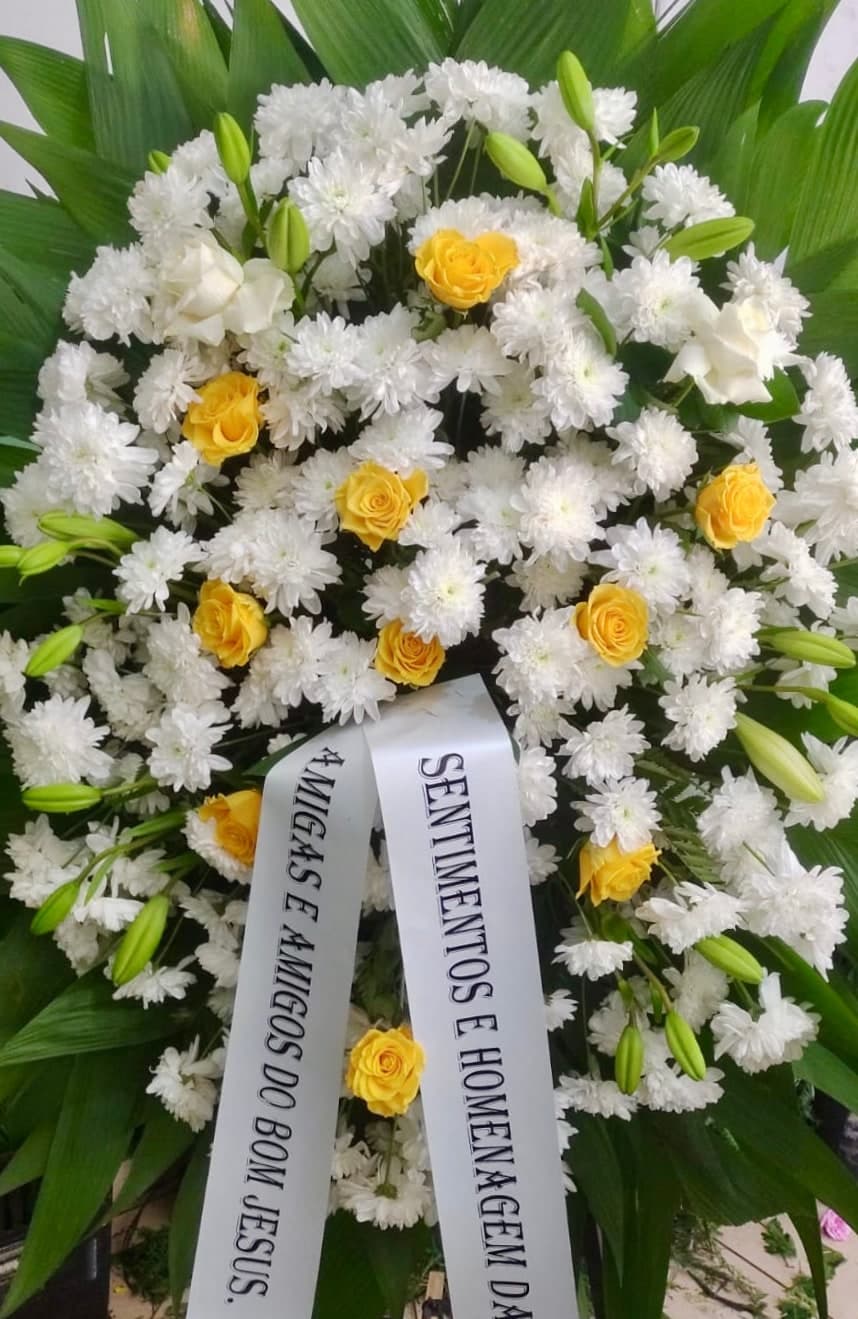 Coroa nº 04: flores brancas com rosas amarelas e faixa de homenagem