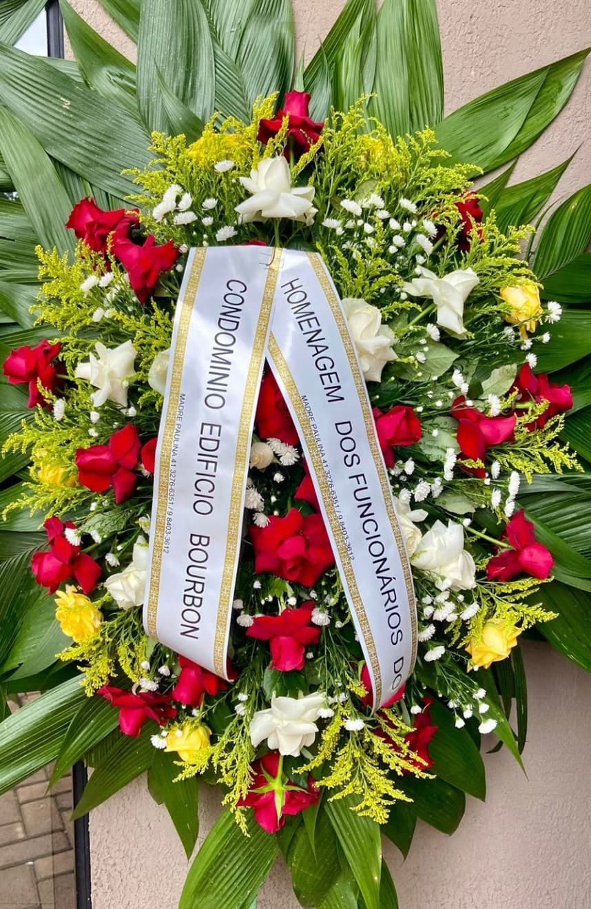 Coroa nº 06: flores vermelhas, amarelas e brancas e faixa de homenagem