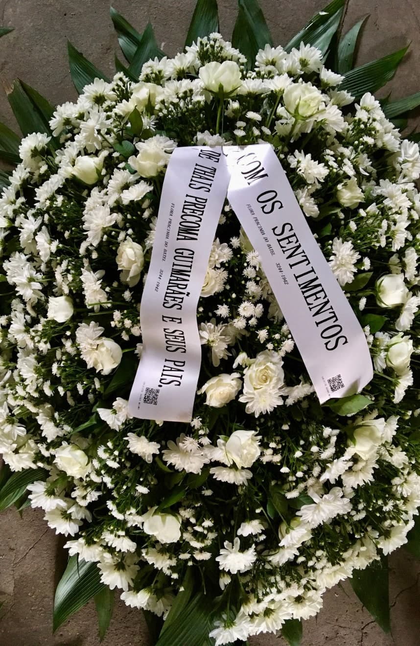 Coroa nº 08: flores e rosas brancas e faixa de homenagem