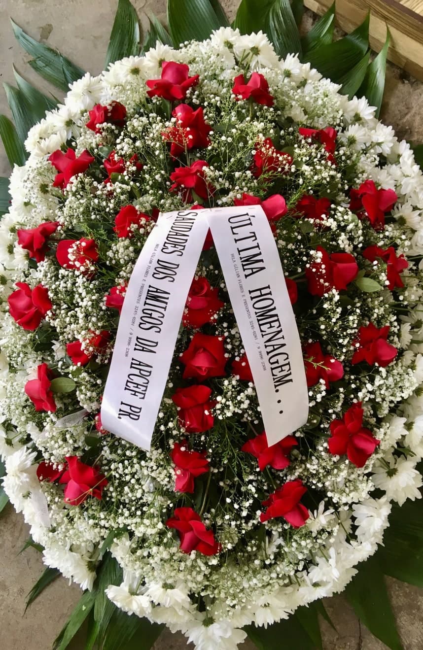 Coroa nº 09: flores brancas com muitas rosas vermelhas e faixa de homenagem