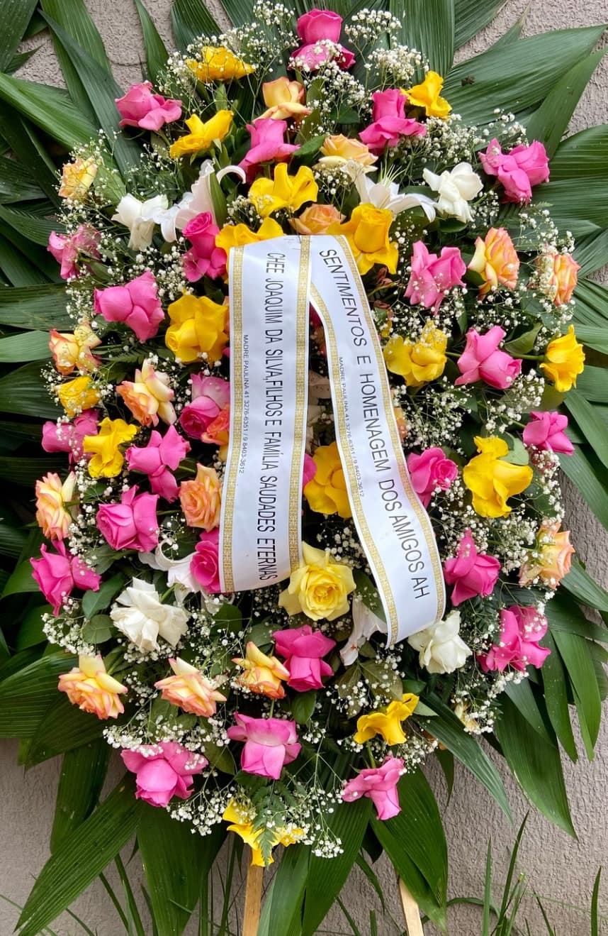 Coroa nº 13: flores rosa, amarelas e brancas e faixa de homenagem