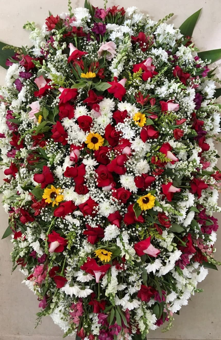Coroa nº 16: flores vermelhas e brancas com detalhes amarelos