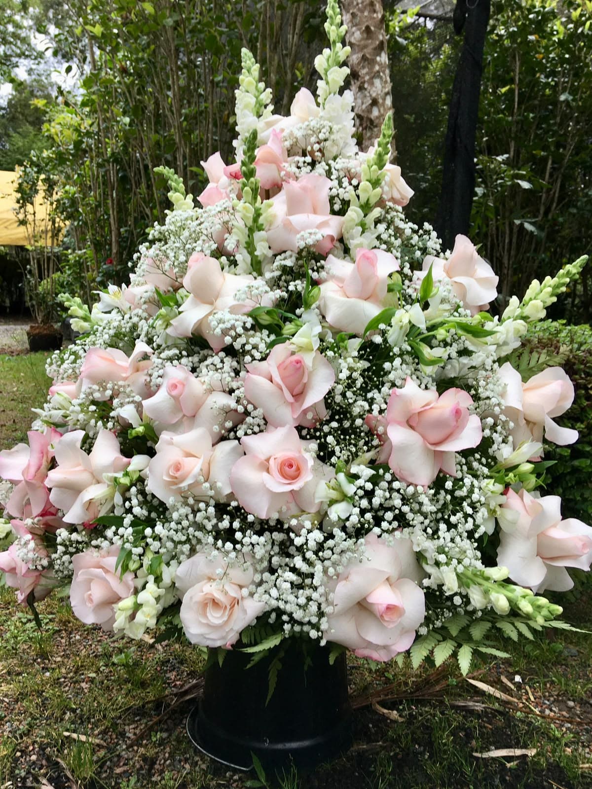 Arranjo nº 03: rosas cor-de-rosa claro, mosquitinho e bocas-de-leão brancas